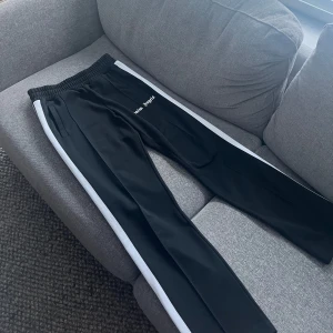 Palm Angels - Säljer ett par sköna Palm Angels byxor i nyskick. Size M. Hör gärna av er vid frågor!