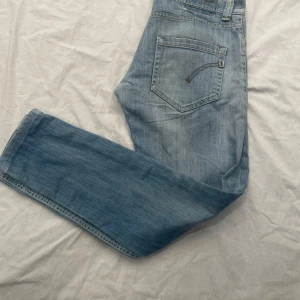 Dondup jeans  - Säljer ett par ljusblåa jeans från dondup | De sitter som slim/skinny | Jeansen har en slitning på höger lår men det snygg ut | Jeansen är i storlek 34 men sitter som 32/32 | De är i bra skick 8/10 | Måtten är 44cm i midjan och 97cm i längden | Kom gärna med bud💯