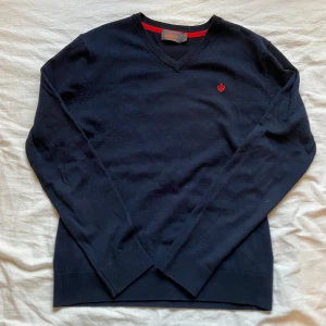 Navy Morris v neck - Morris merino V neck. | Storlek: M | Skick: 9/10. | Hör av er om ni har funderingar eller vill ha detaljerade bilder!🙌 | Pris kan diskuteras vid en snabb affär!🤝 (inga byten!) OBS! Jag är inte hemma just nu men så fort jag är hemma kommer flera bilder!🤩