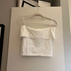 Offshoulder topp från Zara - Säljer min superfina offshoulder topp från Zara den har prislappen kvar och är i nyskick 