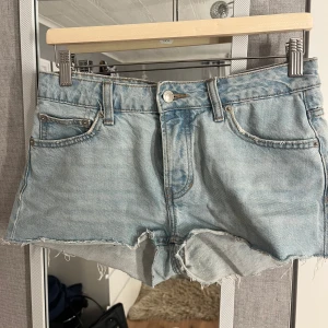 Ljusblå lågmidjade jeansshorts från 157 - Jättefina stilrena lågmidjade jeansshorts från lager 157.