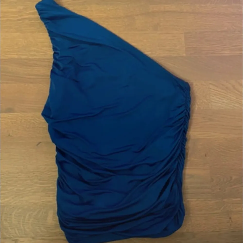 Blå topp från bikbok i storlek S men passar även Xs. Yläosat.