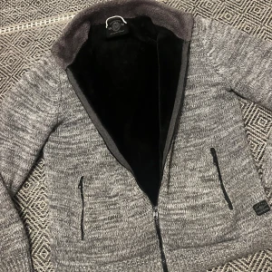Stickad pälsfodrad cardigan jacka  - Sjukt fet trendig stickad cardigan med pälsfoder. Varm och skön, perfekt nu under vintern och våren. Bra skick. Storlek L. Skriv vid frågor eller funderingar, pris kan alltid diskuteras vid smidig affär😀