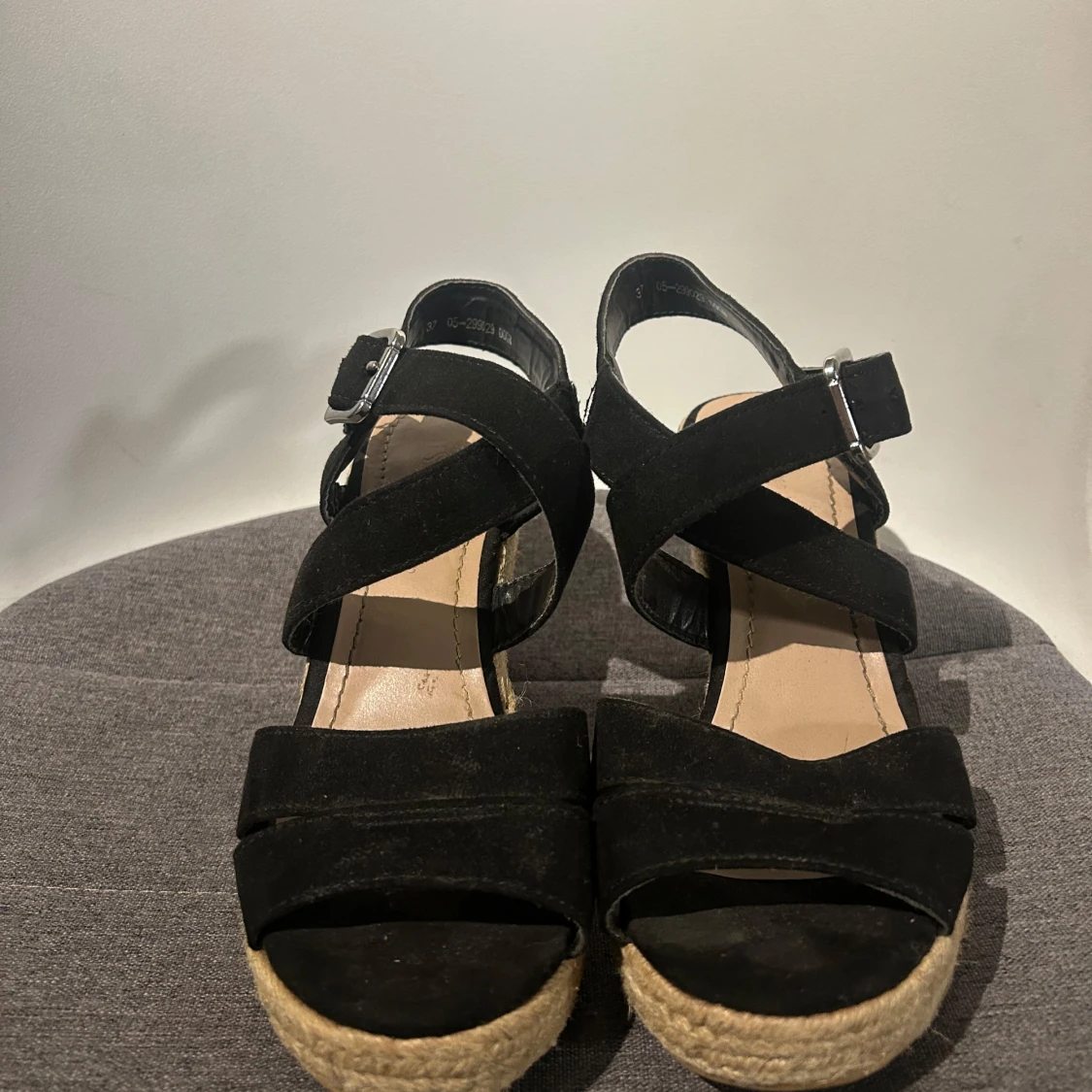 Svarta kilklackssandaler med spänne - 90