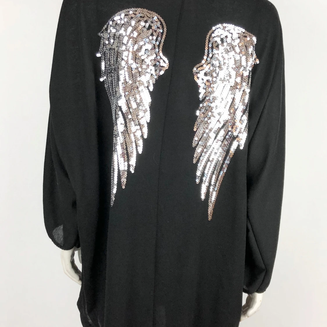 Svart tröja med paljettvingar