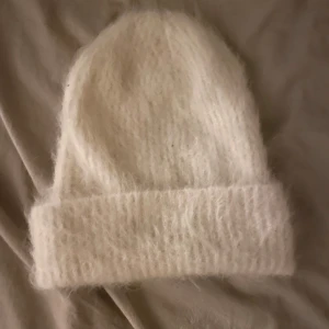 Helt ny mössa - Köpte precis men säljer då jag inte använder den. Tvättar såklart innan jag skickar