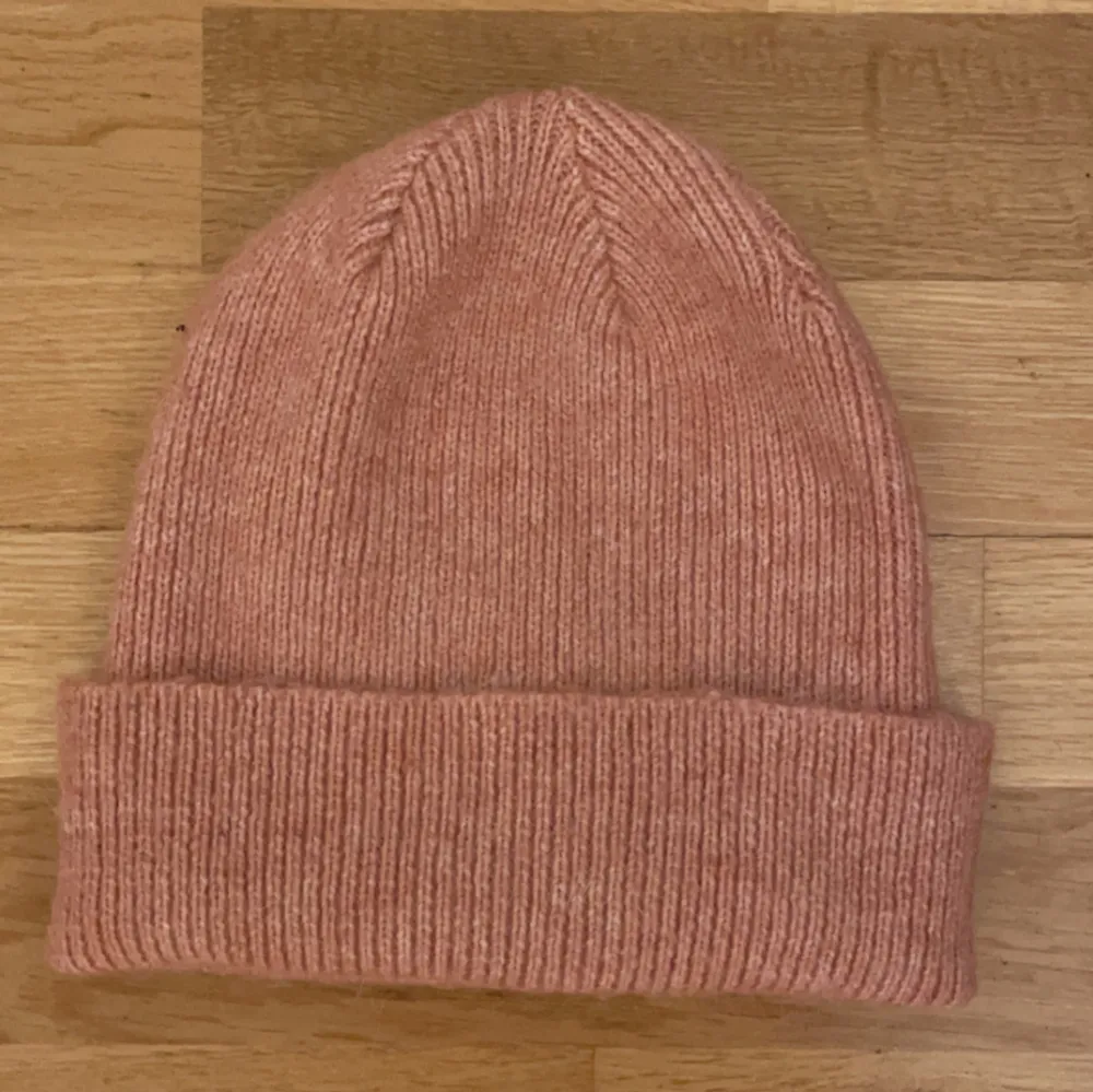 Säljer en mysig rosa stickad mössa med ribbad design. Mössan är från Åhléns och knappt använd. Hör av dig för fler bilder, prisförslag m.m. . Asusteet.
