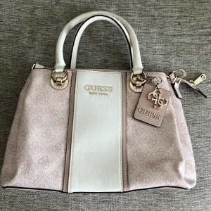 Handväska  - Höjd: 23 cm Bredd: 33 cm  Handtagen är lite skadade