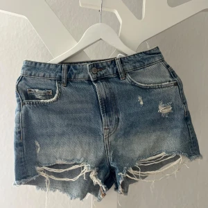 Mid-Rise jeans shorts - Jeans shorts från zara, knappt använda och bra skick 😊