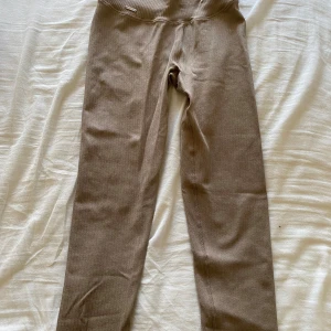 Aimn ribbed seamless thights strl M - Aimn ribbes seamless thights strl M , färg espresso Använda endast ett fåtal gånger  Nypris 599:-