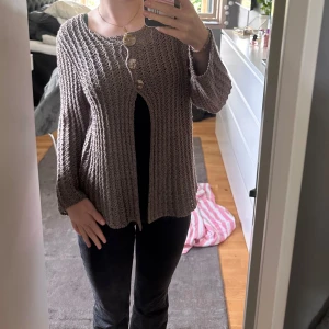 Brun kofta - Jättefin kofta med knappar, köpt på Plick men var fel storlek så säljer vidare💞