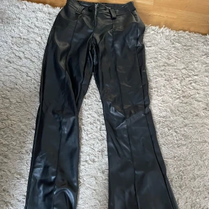 Skinn byxor - Säljer mina skin byxor från new yorker! De är dock ett hål som man ser på bilden! Köparen står för frakten 💕