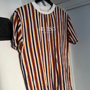 Guess Tshirt - Guess tshirt liknande Travis collaben men är inte de utan endast, väldigt gammal T-shirt från usa med perfekt passform