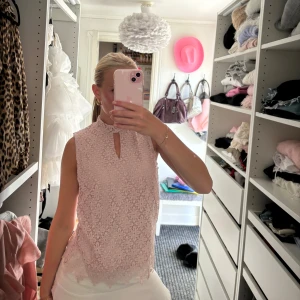 Rosa spets top - As snygg rosa spets top men lite stor för min byst.