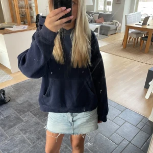 Hoddie - Snygg hoodie från Gina, storlek L men sitter bra på mig som vanligtvis har S (se bilderna ) obs den har inte fläckar det är spegeln som är smutsig