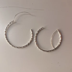 stora hoop örhängen  - Ett par hoop örhängen. Jag är själv inte silver så jag har inte andvänding för dessa, het tyvärr inte vart dessa kommer ifrån! Kontakta mig här på plick om du är intresserad!