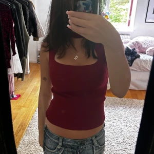 Vinröd ärmlös topp från Zara - Intressekoll!!!!!!! en snygg vinröd ärmlös topp från Zara. Den är tight och perfekt för både vardag och fest. Toppen har en stilren design med en liten krage och är gjord i ett mjukt material. Passar perfekt till jeans eller kjol!