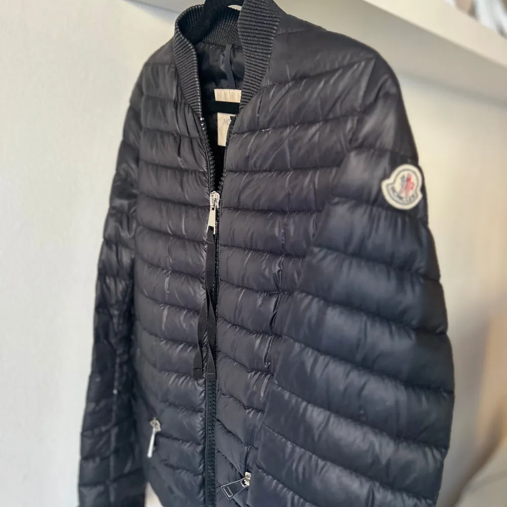 Pris kan diskuteras vid snabb affär!  Säljer min supersnygga Moncler jacka som tyvärr bara hänger i garderoben. Fnns bilder på QR-kod. Nypris 9000kr Jackan är använd! . Jackor.