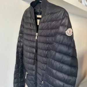 Moncler jacka dam - Pris kan diskuteras vid snabb affär!  Säljer min supersnygga Moncler jacka som tyvärr bara hänger i garderoben. Fnns bilder på QR-kod. Nypris 9000kr Jackan är använd! 
