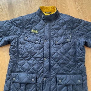 Barbour jacka  - En riktigt fin Barbour jacka i riktigt bra skick. Storleken är junior XXL.