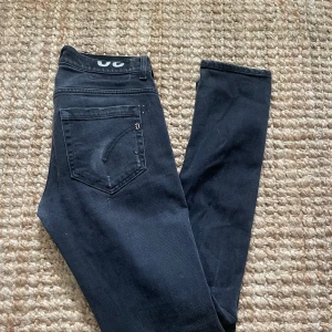 Dondup George jeans - Tjena säljer dessa dondup George jeans i storlek 30 med feta slitningar. Hör av er vid frågor och funderingar!