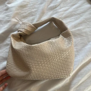 Väska  - Super snygg väska! Oanvänd 😍😍 skriv för frågor