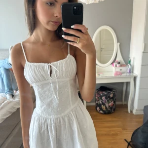 Vit klänning från Zara  - Denna har aldrig kommit till användning och priset kan diskuteras 💞💞