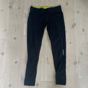 Träningsbyxor - New body träningsbyxor. Stl M. Inga defekter och färgen är fräsch.