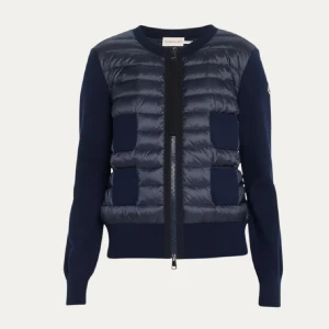 Söker moncler cardigan - Jag söker en svart, mörkblå eller vit moncler cardigan! Helst för billigt pris som 1500 eller mindre, storlek xs/s💗hör av er om ni har en och vilket pris ni vill ha för den