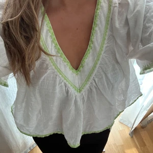 Vit blus med gröna detaljer 💚 - Vit kortärmad blus från zara i storlek S🥰