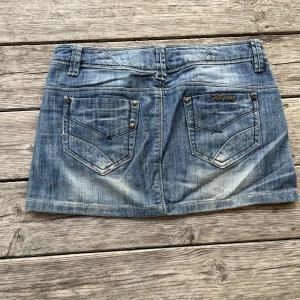 Jeanskjol - Snygg jeanskjol men som tyvärr har blivit för liten för mig. Den är i storlek 26 vilket motsvarar s eller xs. Ser ut som ny. Kontakta mig om ni har några frågor💗💞 pris kan diskuteras