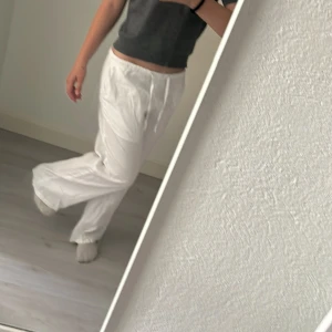 Linnebyxor är i bra Skick - Linnebyxor storlek 146-152 jag säljer dem här linnebyxor för att de har blivit lite korta. Men det är i bra skick och är skön att ha på sommaren!😻❤️