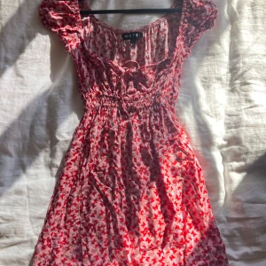 Klänning - Supersöt klänning med gulligt mönster på💓💓 säljer pga att den är för kort för mig😩 Strl xs