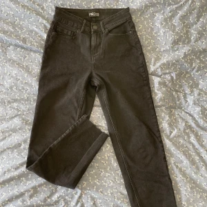 Svarta jeans - Jeans från pieces i storlek 25/32, bra skick och inga defekter, mom jeans modell och hög/mid midja.