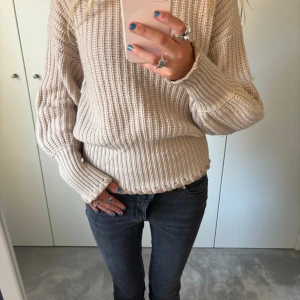 Tröja med detaljer - Säljer denna tjocktröja med jättesnygga detaljer