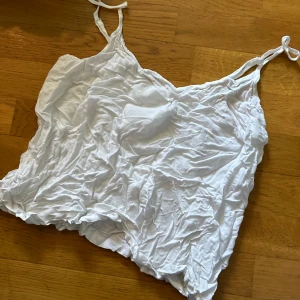 Linne  - Ett tunt linne, perfekt till sommaren. Storlek S, skriv för fler bilder eller intresse🤍🤍