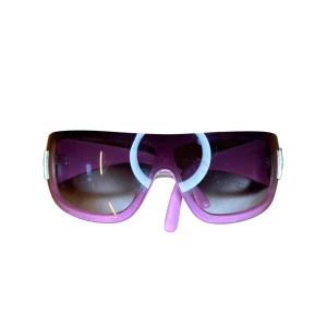 Y2K Stora Rosa Solglasögon  - Y2K Rosa oversize solglasögon   Bra skick med mindre repor på glaset     #00s #00sfashion #2000 #70 #70S #80 #80s #90s #Bunda #Kelnes #Marskinéliai #Pantaloni #Tricou #aesthetic #alt #alternative #archive #avantgarde #baggy #baggy. #bayonetta #biata 