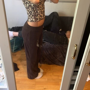 Bruna Ginatricot byxor - Säljer ett par bruna ginatricot byxor. Bra passform. Saknar snöre.