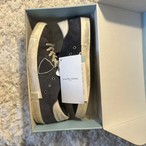 Philippe model skor marinblå storlek 43 -  Nypris 3800.Sviiiin feta phillipe modell skor i nyskick och storlek 43. Allt OG ingår och kvitto från Farfetch finns👆🔥