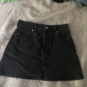 Jeanskjol svart - Nyskick aldrig använda, gammal fördesledagspresent som var för små men aldrig hann lämna tillbaks, svarta, nypris- 249
