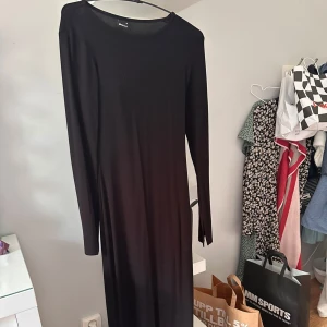 Långklänning  - Lång, svart soft touch klänning från Gina Tricot. Endast använd 1 gång så i väldigt fint skick