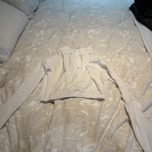 Träningstopp från iciw - Träningstopp från iciw, det står storlek L på den, men den är väldigt liten i storleken och passar mig som har en s