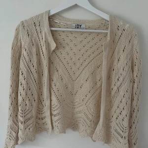 Kofta - Super gullig kofta, storlek s. Säljer då den inte kommer till användning. Super fint skick,Skriv privat för fler bilder❣️( bild 2,3 lånad)