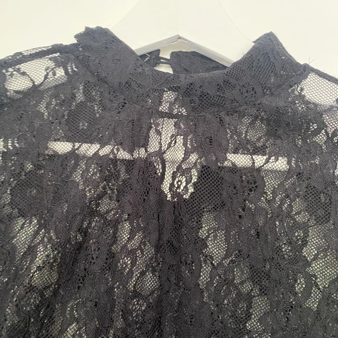 Svart spetsblus med hög krage - 90