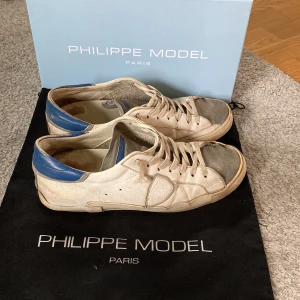 Philipe Model skor 43 - Jag säljer mina Philipe Model i storlek 43 för väldigt billigt pris med både skolådan och påse som tillhör skorna. Skorna är rätt slitna där av priset. 
