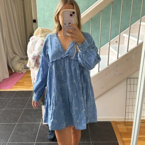 Klänning från zara - Super fin blå klänning från zara som inte används längre! 
