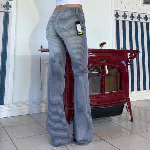 Låga vintage jeans i bootcut, nya med lappen kvar!💕 midja 77cm + stretch & Innerben 86cm💕 jag är ca 165