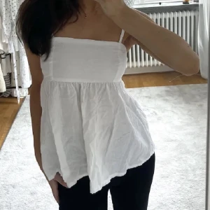 Volang topp - Säljer denna jätte söta volang topp från bikbok. Använd några gånger men inga täcken på det. Säljer då den inte kommer till användning. Den är slut på hemsidan. Pris kan diskuteras. FÖRSTA BILDEN ÄR LÅNAD!