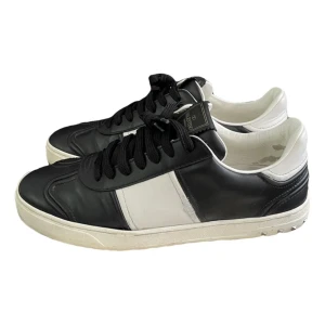 Valentino flycrew - Tjena säljer ett par i princip helt nya flycrews som används ett fåtal gånger under specifika tillfällen  Size 42  Box och dustbag tillkommer med och alla spikarna finns kvar kan frakta elle mötas up 