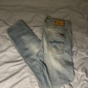 Nudie Jeans - Tja, jag säljer mina ljusblå Nudie jeans! Dom är i storlek W32 L34 och är i topp sick. Det enda är en liten fläck på vänstra benet men som förmodligen går bort i tvätten, byxorna är också i modellen Lean Dean. Skriv vid frågor!